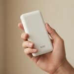 ERD PB-10KE 10000mAh Power Bank charging a smartphone outdoors on a backpack.